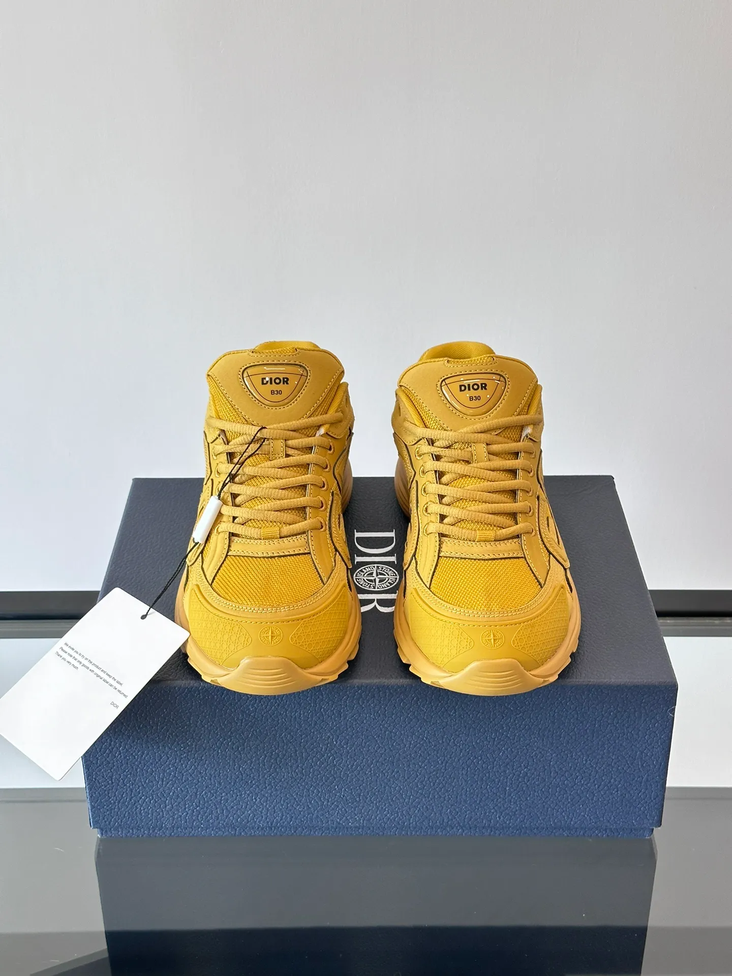 p400《Dio*》Dior B30 series sports shoes, multi-color mesh fabric and multi-color technical fabrics, this season's new B30 low-top sports shoes are one of the flagship styles of the series. Crafted from multicolor mesh and technical fabrics, it's finished with a reflective "CD30" graphic and silver-toned "DIOR B30" and "CD30" logos on the heel and tongue. An extra-light, sculpted rubber sole with signature accents adds style, while internal stretch details create ideal comfort. It can be matched with various casual styles to show a fashionable and modern sports style. Size: 38-44 (45-46 customized)